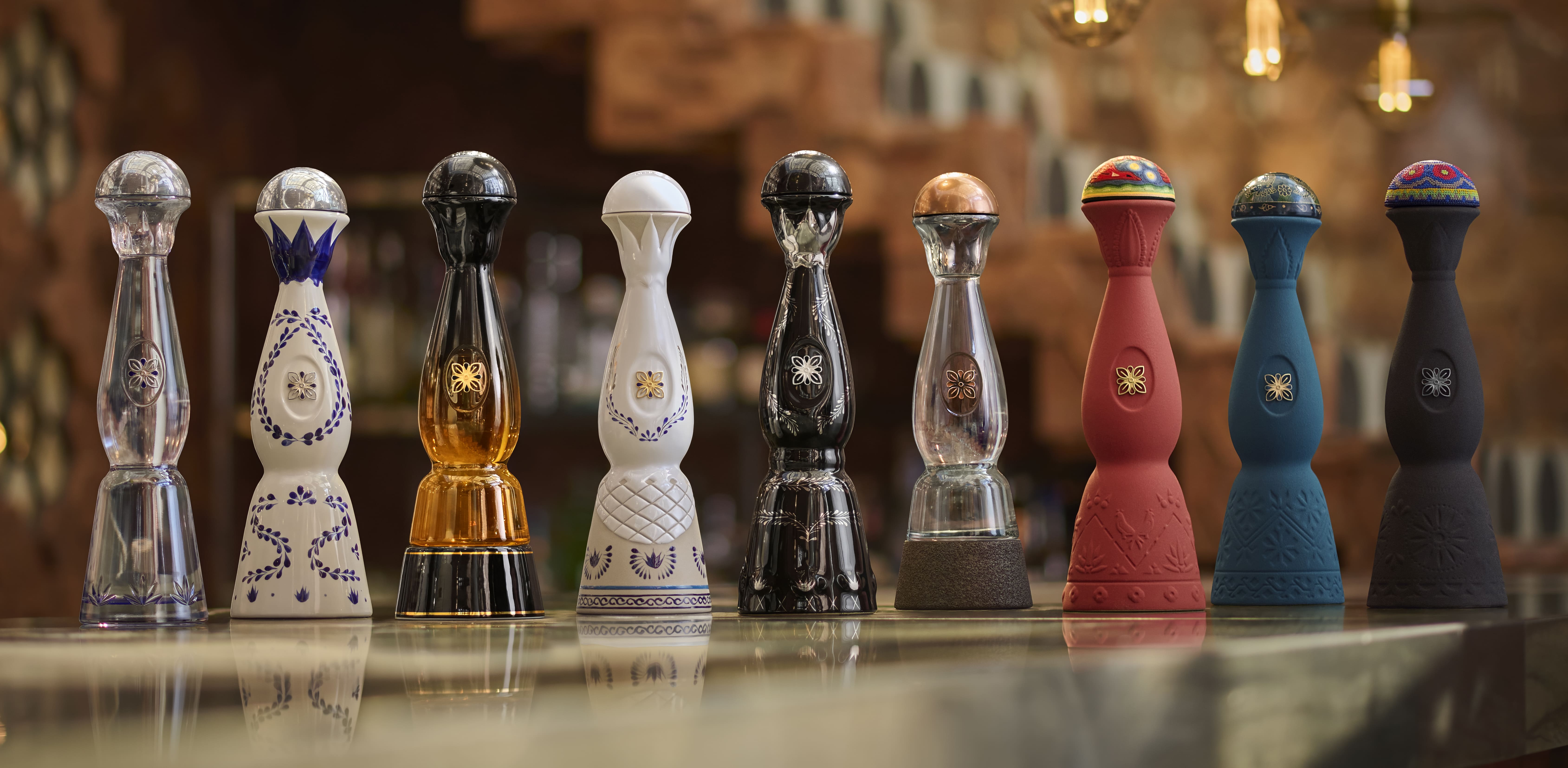 Blauw witte design fles van Clase Azul Reposado tequila, met bel, is hét icoon van dit dure tequilamerk